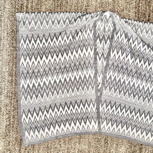 Calvin Klein Womens Grey White Pattern Scarf Shawl - Picture 4 of 8